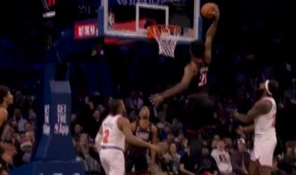 体育平台-石破天惊！格莱姆斯送回传 恩比德跟进起飞满弓战斧暴力劈扣