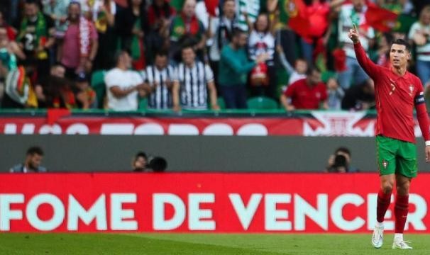 开云体育下载-结束5场球荒 龙凤胎儿女5岁生日 C罗每人送个进球