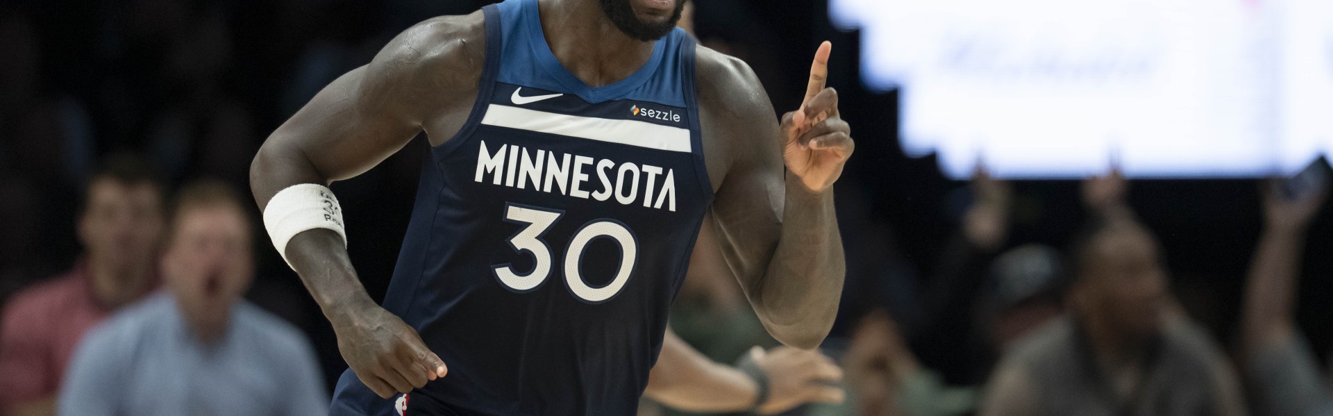 赛事直播-表现不俗！兰德尔半场11投5中&amp;罚球2中2得13分4板1断 正负值+14